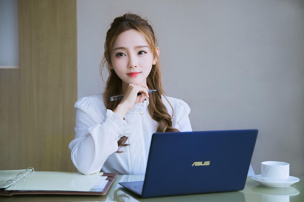 点击查看源网页 皮肤白净的妩媚职场美女