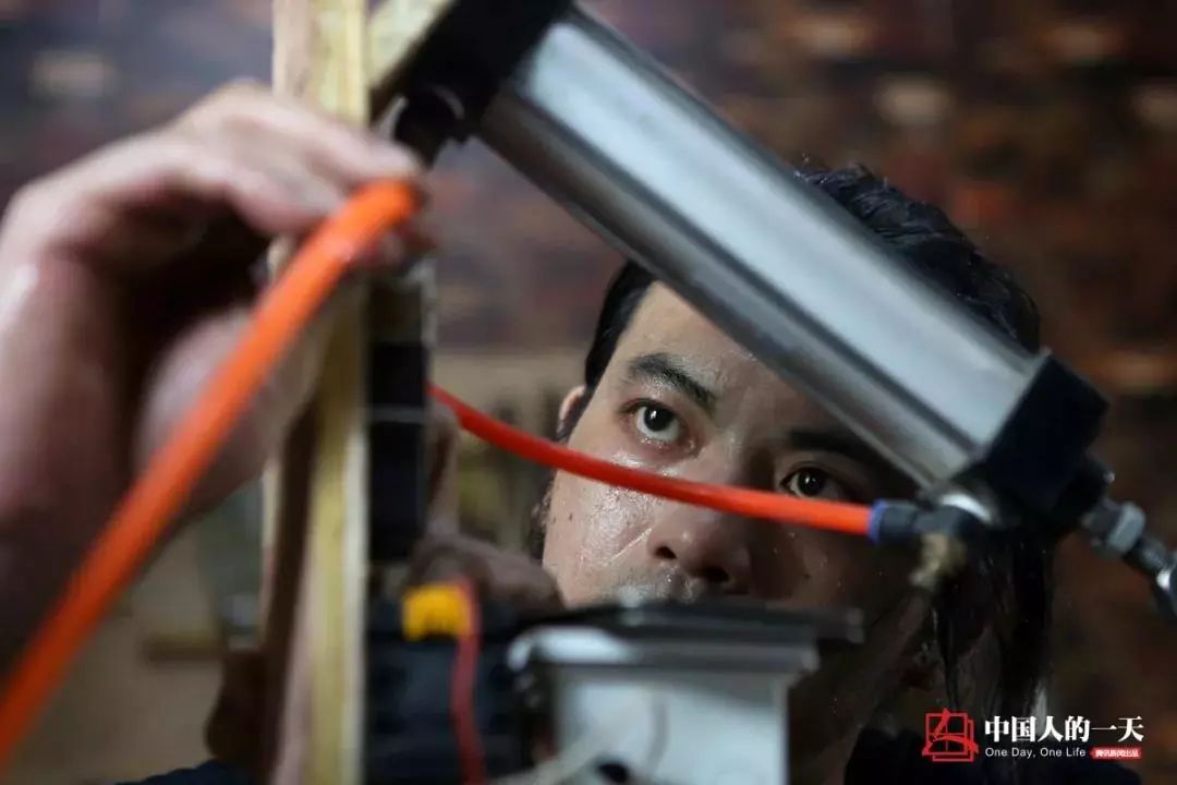 低配版樊少皇火遍日本!这个只发明「废物」的