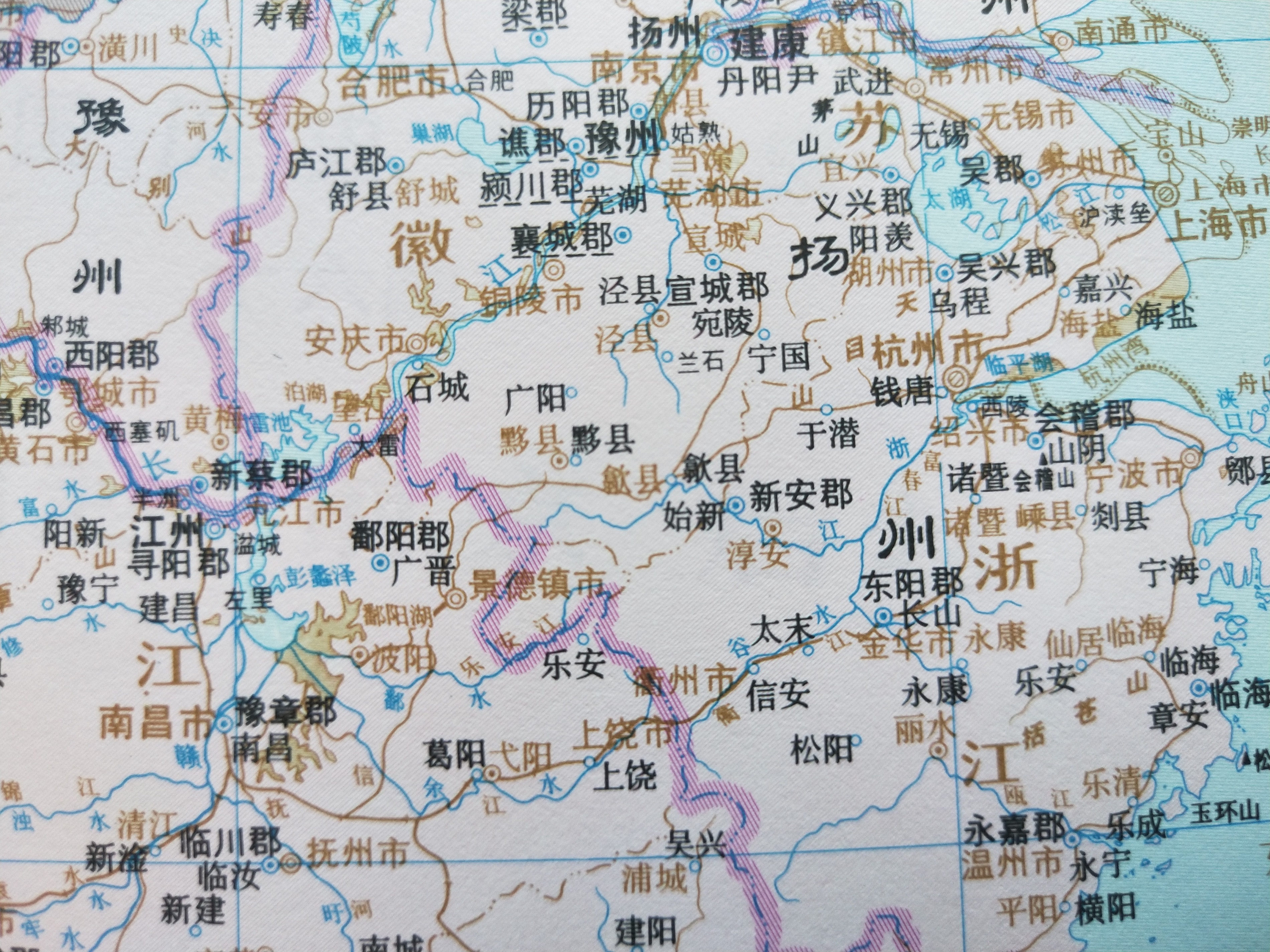 汉承秦制,增设州行政区,黄山属扬州丹阳郡歙县与黟县.