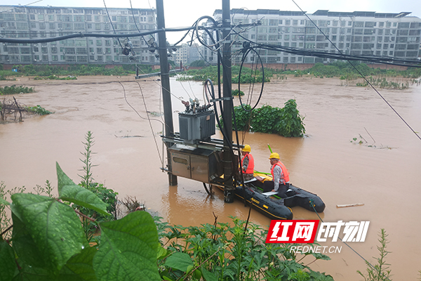 应急连,市应急管理局,泉峰办事处,宜阳供电所等部门通力合作,迎战暴雨