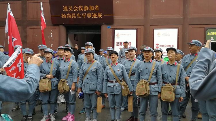 从遵义会议纪念馆出来,我们来到红军街.
