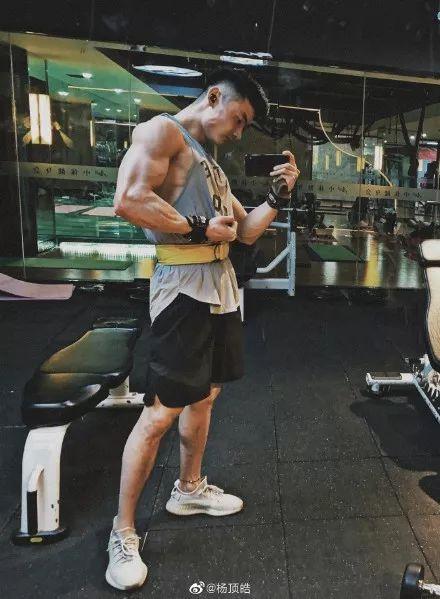 李易峰"肌肉"照引热议:男生性感身材该是怎样的?