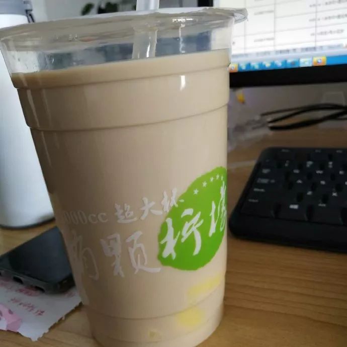 买杯一升的奶茶,喝完就也就下班了…09养猪小能手感觉自己不适合养猫