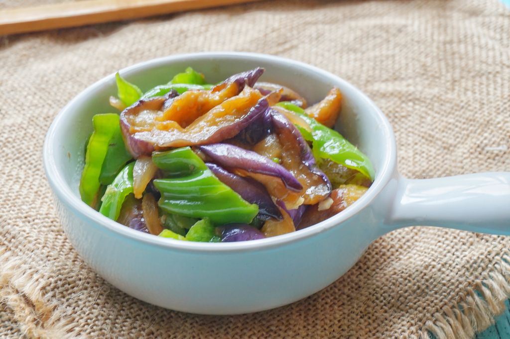 4,倒入生抽,盐,味全高鲜,黑椒,麻油拌匀即可 5 青椒烧茄子 材 料