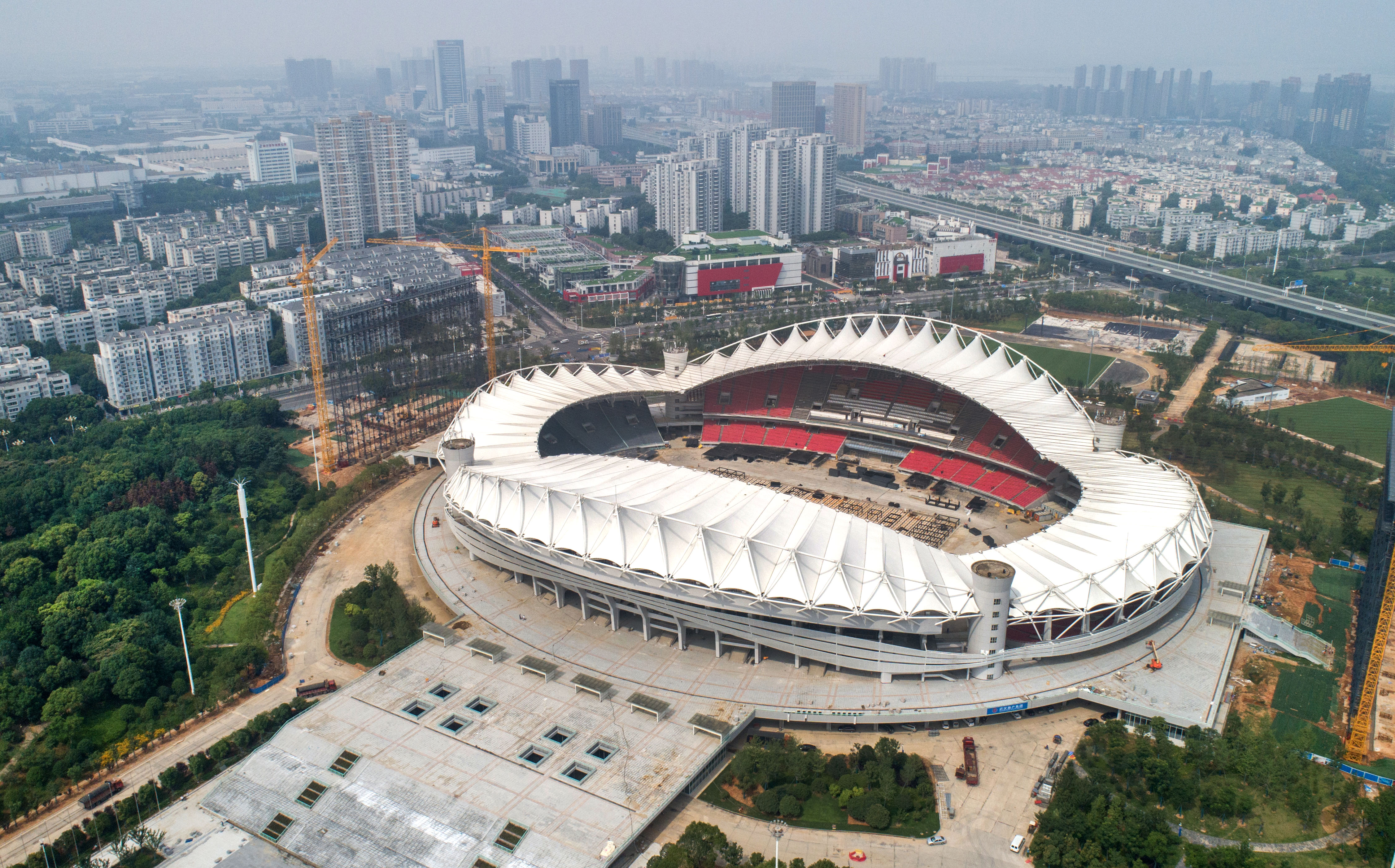 这是6月25日拍摄的军运会开闭幕式举办地武汉体育中心体育场(无人机