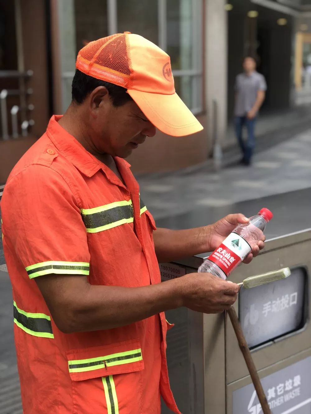 有的将水递给了城市美容师们,还不忘说句"阿姨/叔叔,谢谢你的无私奉献