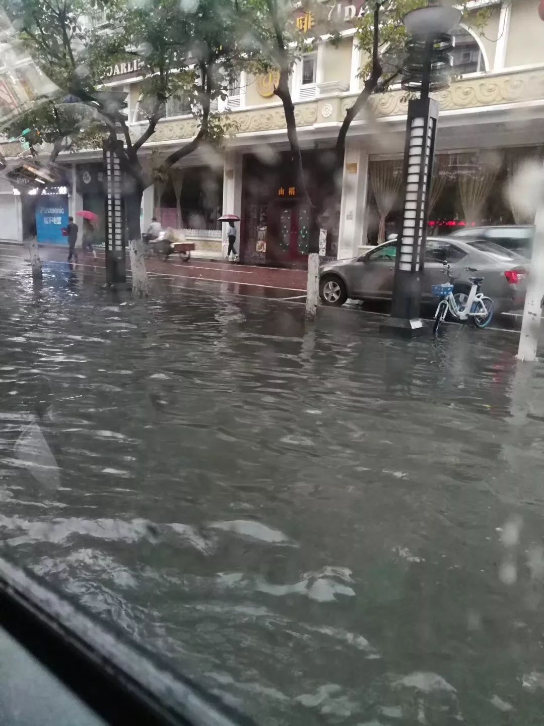 雷声阵阵,大雨滂沱 汕头气象台于2019年07月10日06时50分发布暴雨橙色