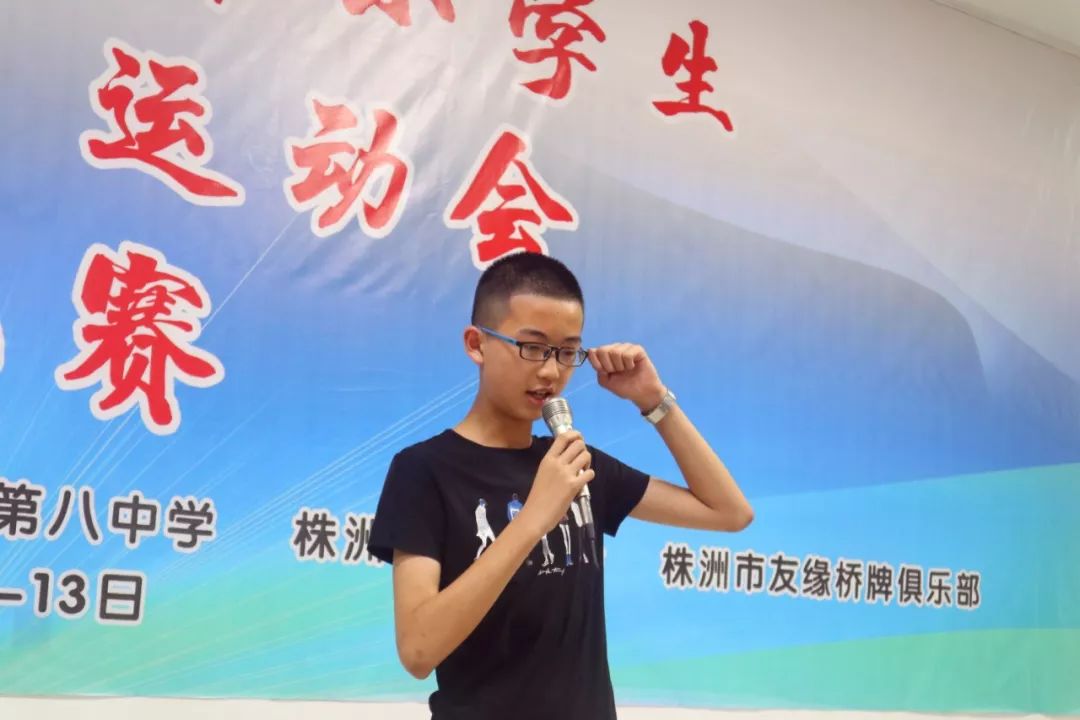 运动员代表李振泽宣誓运动员代表李振泽,裁判员代表郑胜邱进行了庄严