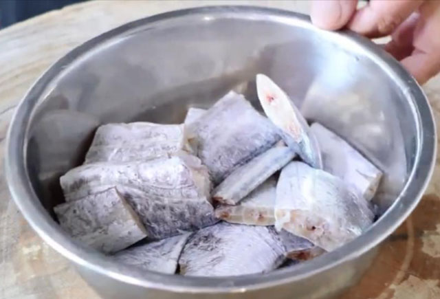步骤一:将带鱼用清水冲洗干净,再把带鱼切开,将内脏全部清理掉,之后