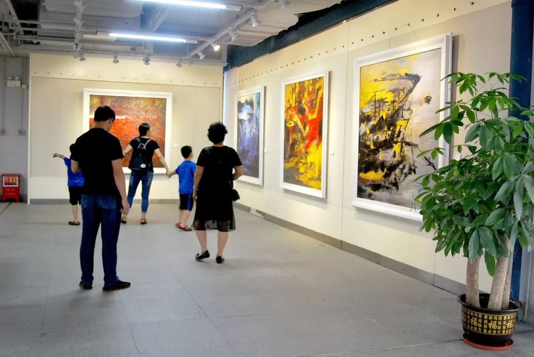 跨海长虹陈许港珠澳大桥主题油画展在中山美术馆展出