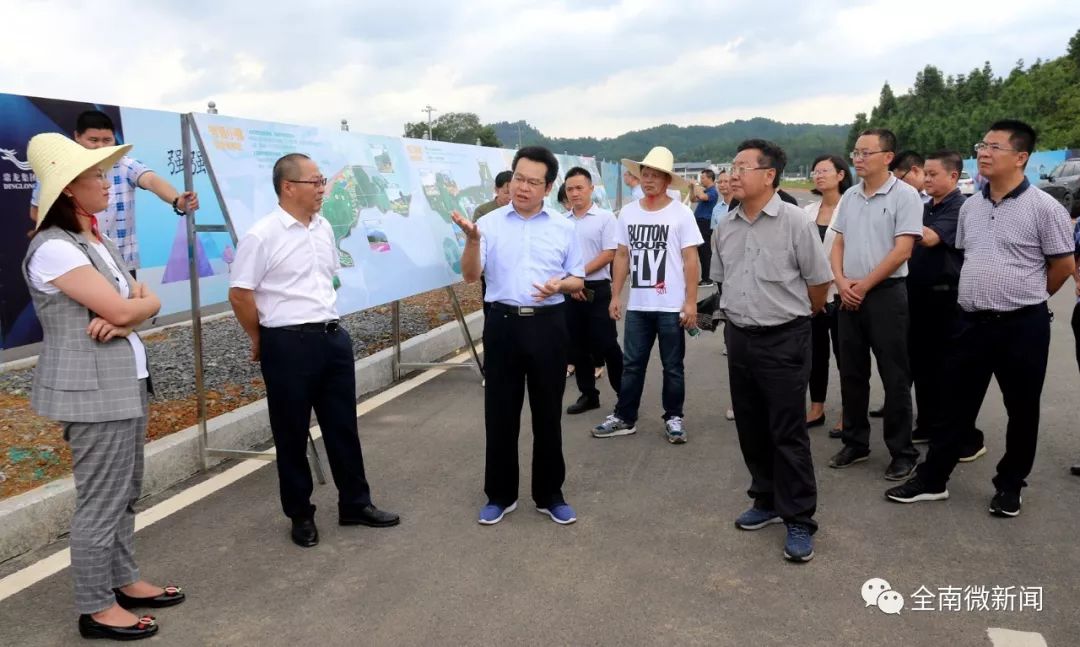 在南迳镇出席相关活动,市住建局副局长王振旗主持座谈会并讲话,谢房才