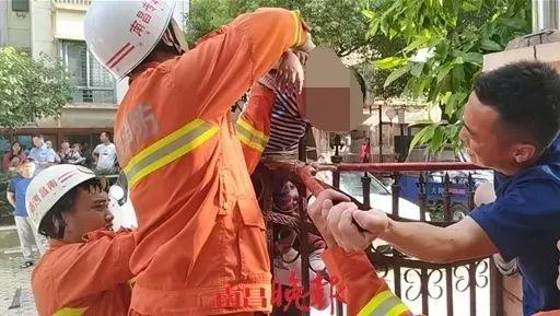 痛心!4岁小孩高空坠落,身体被铁门的尖端刺穿身亡