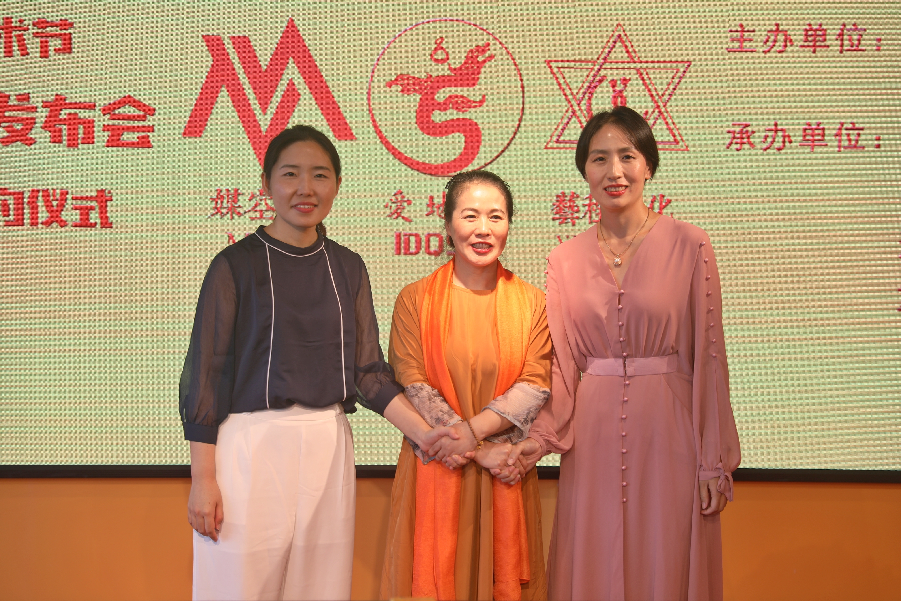 经理金心愉女士(右一)签约此次"超剧"巡演于2019年8月2日至27日英国爱