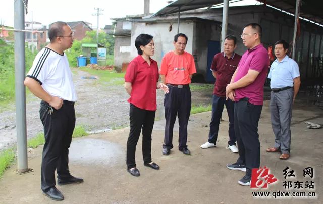 7月10日,县政协主席周艳春一行深入灵官镇,察看水库泄洪,溢洪情况