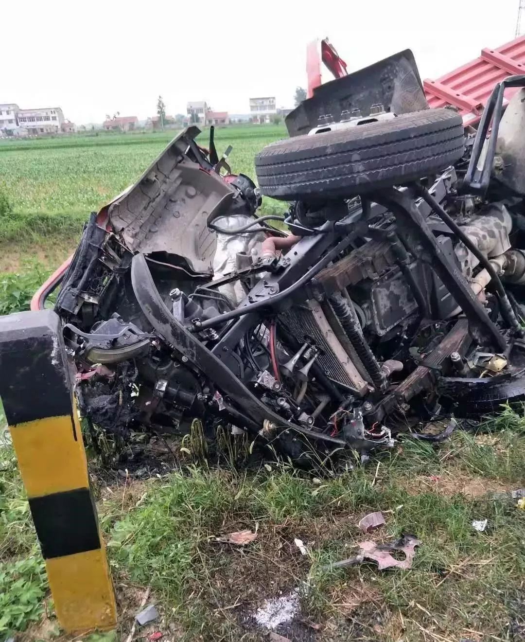 宿州某地发生一起交通事故两辆货车迎面相撞