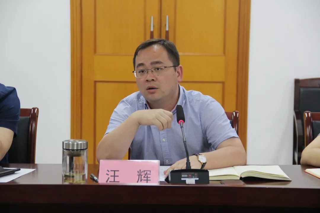 调研组一行首先听取了东吴镇党委书记汪辉对2019年东吴镇半年度安全