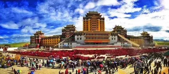 各莫寺又称慧园寺,是阿坝州藏传佛教三大格鲁派寺院之一.