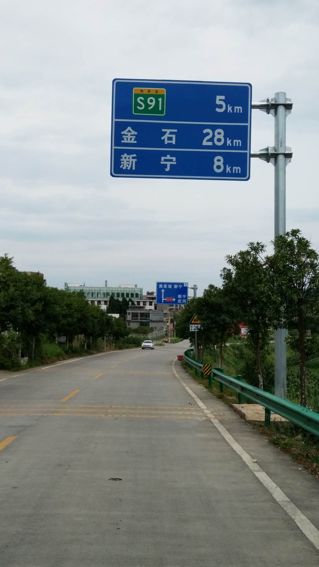 谈起新宁县路牌,很多网友说可以用三个字来形容,那就是"非常乱.