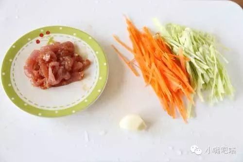 你一定要做的宝宝家常面——肉丝小炒面 澳门威尼斯人注册平台