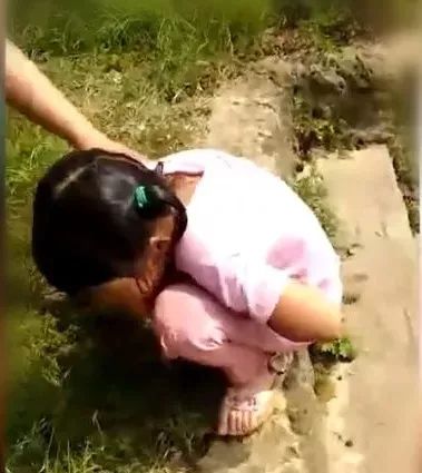 据小女孩自述,已经在水里泡了一个多小时.