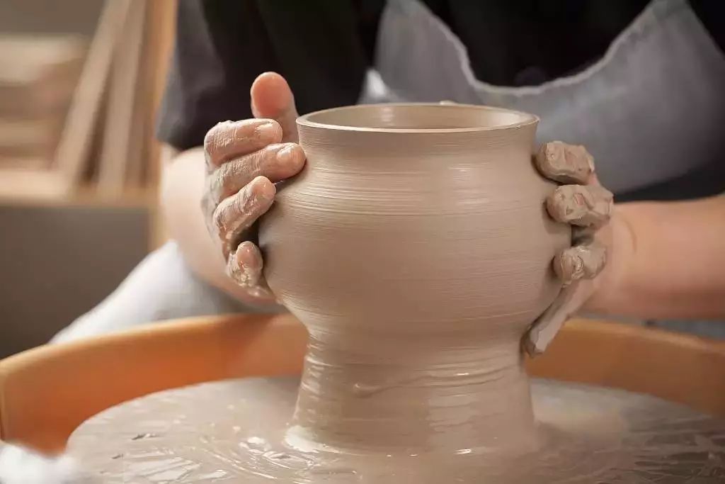 09 陶艺拉坯 拉坯是陶瓷制品成型中最常用的方法,朴素的泥土变成漂亮