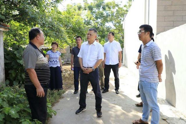 定安县人大常委会主任梁源富开展巡河调研和召开河长会议