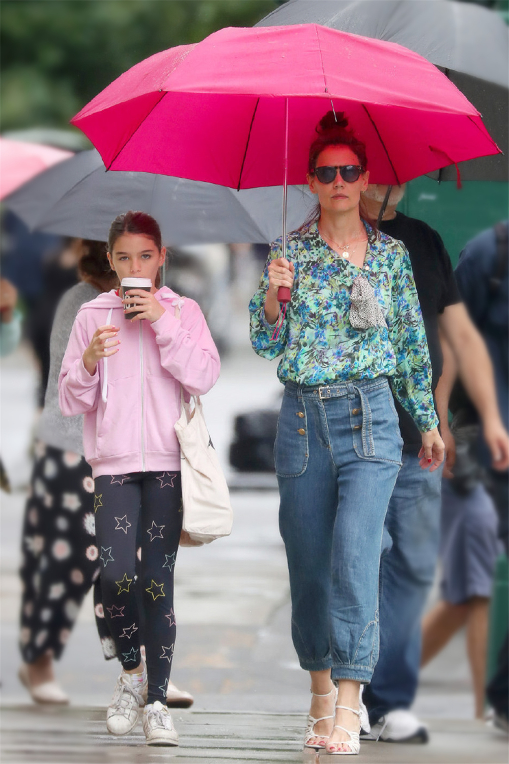 阿汤哥女儿越长越美,小苏瑞吊带配丝绒裙出街,13岁气质远超爸妈 www.v118.com 阿汤哥女儿越长越美,小苏瑞吊带配丝绒裙出街,13岁气质远超爸妈 v118.com