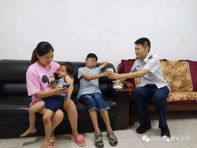 12岁少年步行10多里找妈妈,没吃没喝迷了路_李运豪