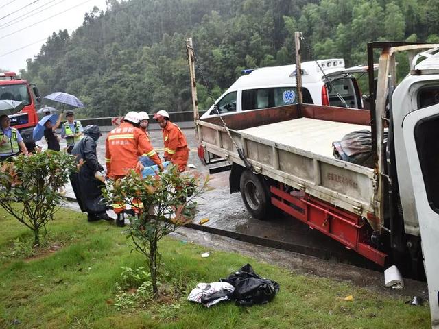 泉州发生多起车祸,雨天路滑,请司机们注意安全!