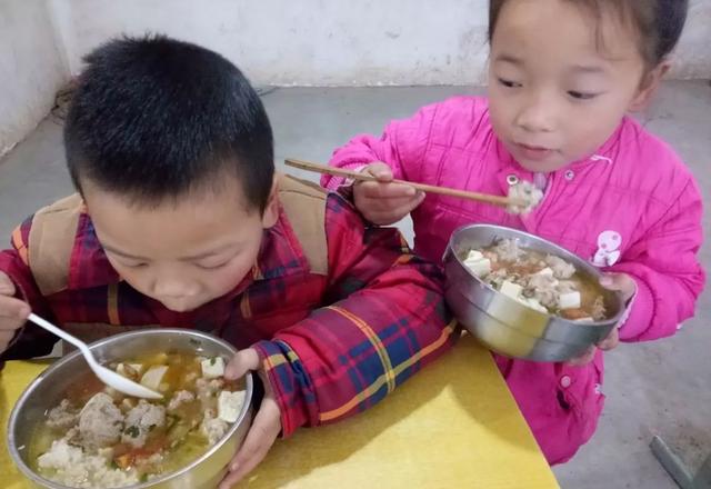                     妈妈好心喂“汤泡饭”，不料孩子吃了呕吐不止，还险些影响发育