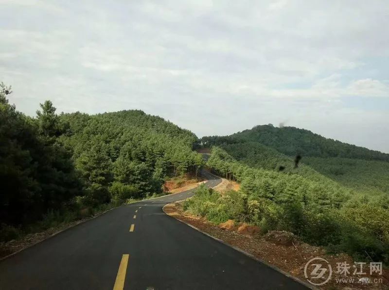 近日,罗平富乐镇天水居委会至富源县竹园镇公路建成通车.