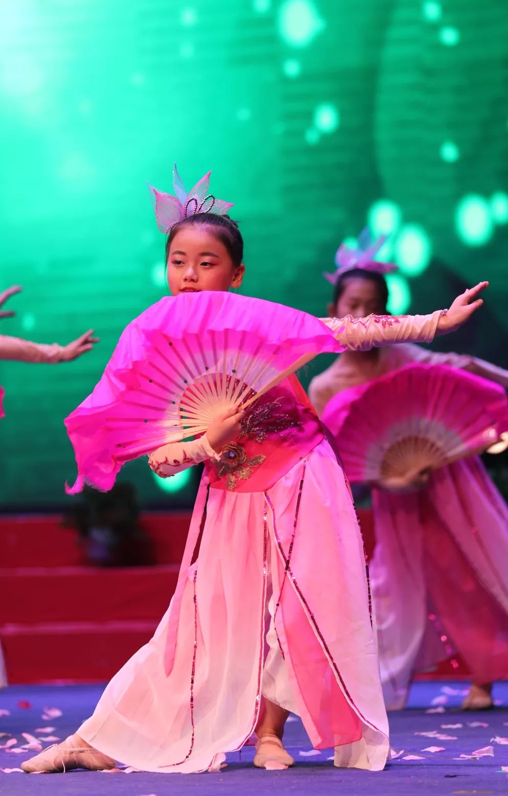 小可爱大集合!菲尔艺校办了场嗨炸全场的舞蹈