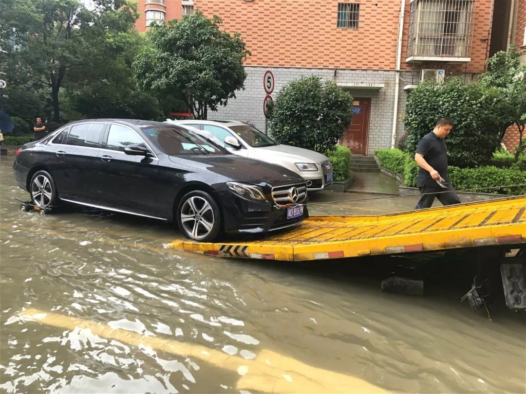 不论在雨中遇到任何情况,赶快拨打 衡阳驰峰奔驰24小时救援热线