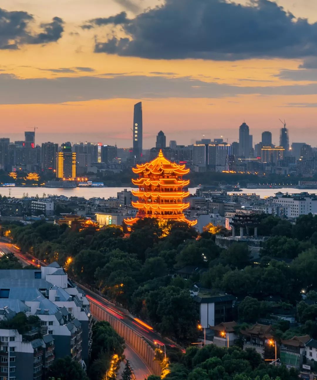 人的心境却早已不复当年(月下黄鹤楼,摄影师@胡寒 诗人们的迎来送往