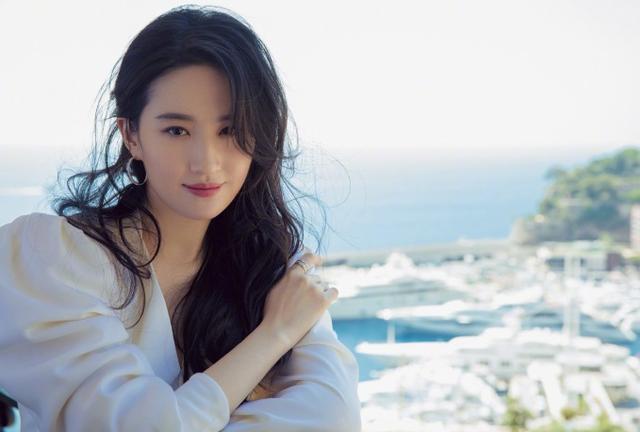 32岁的刘亦菲近照曝光,状态超好,手指纤细黑发披肩似少女