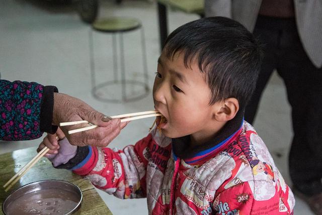                     妈妈好心喂“汤泡饭”，不料孩子吃了呕吐不止，还险些影响发育