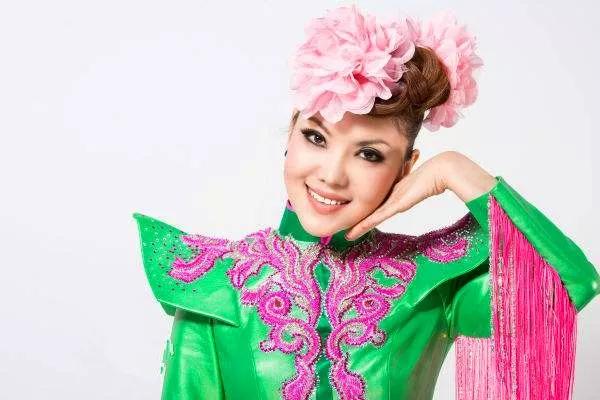 著名蒙古青年歌手代表乌兰图雅女士为环球儿童盛典打call!