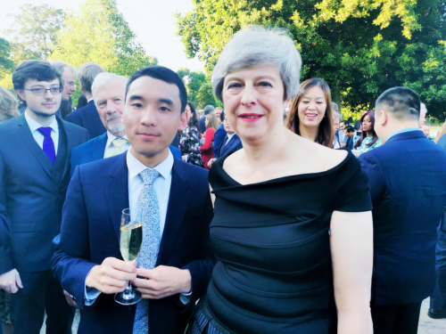 会谈期间,张鹏先生向theresa may特蕾莎梅首相展示并讲解了全民集团的