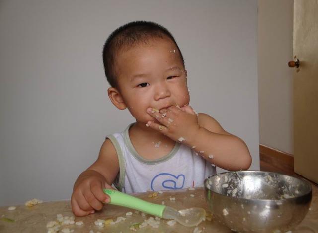                     妈妈好心喂“汤泡饭”，不料孩子吃了呕吐不止，还险些影响发育