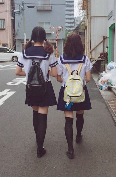 四川女孩穿日本水手校服被同龄女生欺辱穿这衣服的看见就打