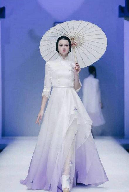 旗袍设计成巴黎时装周宠儿 吴谨言宋轶全新旗袍造型带你穿越民国 皇家娱乐官方