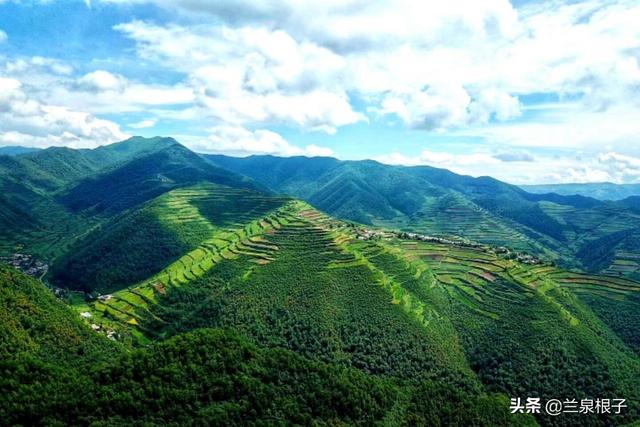 站在兰州七里河南部阿干镇大山上俯瞰整个石佛沟大景区美如画