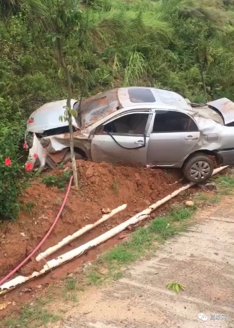 长坡路段一辆小车冲出马路去爬山,撞成泥牛废铁