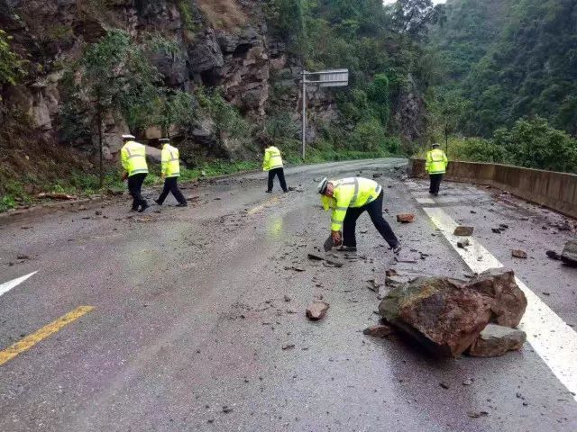 突发!漾濞县境内山体塌方致320国道交通中断,雨天出行请注意安全