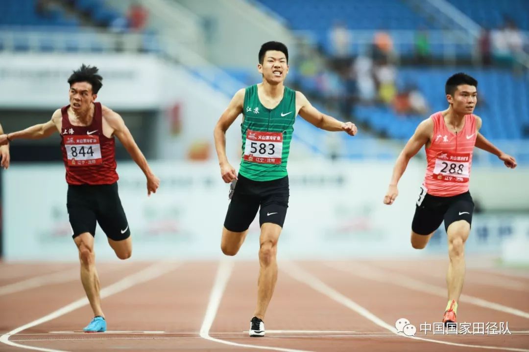 小将隋高飞(中)女子200米决赛,河南选手张曼跑出23秒13 0.