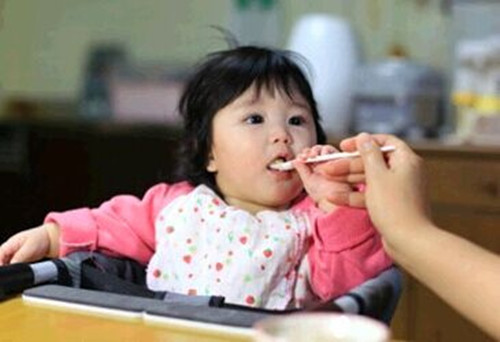                     6个月女娃吃米糊中毒？因加了它，医生：很多父母都喜欢这样喂娃