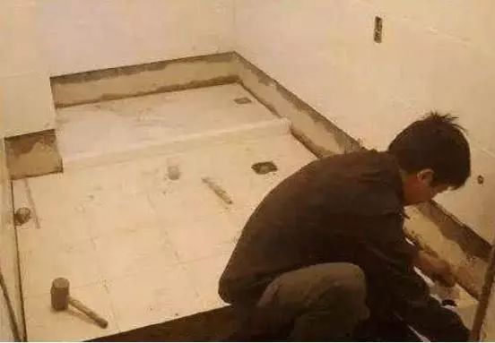 卫生间瓷砖怎么铺贴不空鼓步骤 a82b6190dbe3416b8a0ca33683d4a3e1.jpeg