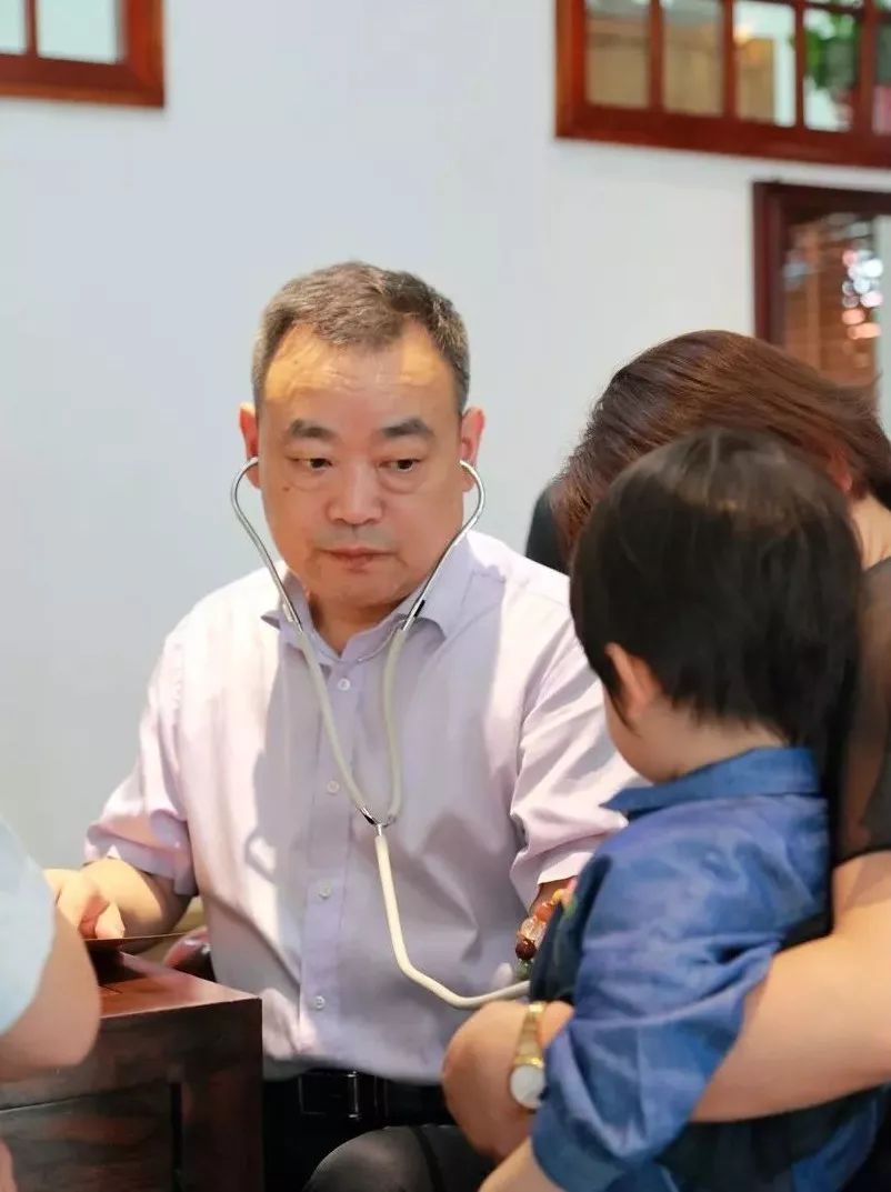 孩子经常反复发烧怎么办听听黄甡老师怎么说
