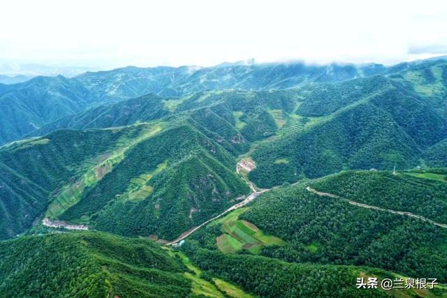 站在兰州七里河南部阿干镇大山上俯瞰整个石佛沟大景区美如画