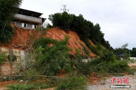 7月10日,连日来的强降雨导致福建省浦城县多地发生山体滑坡.